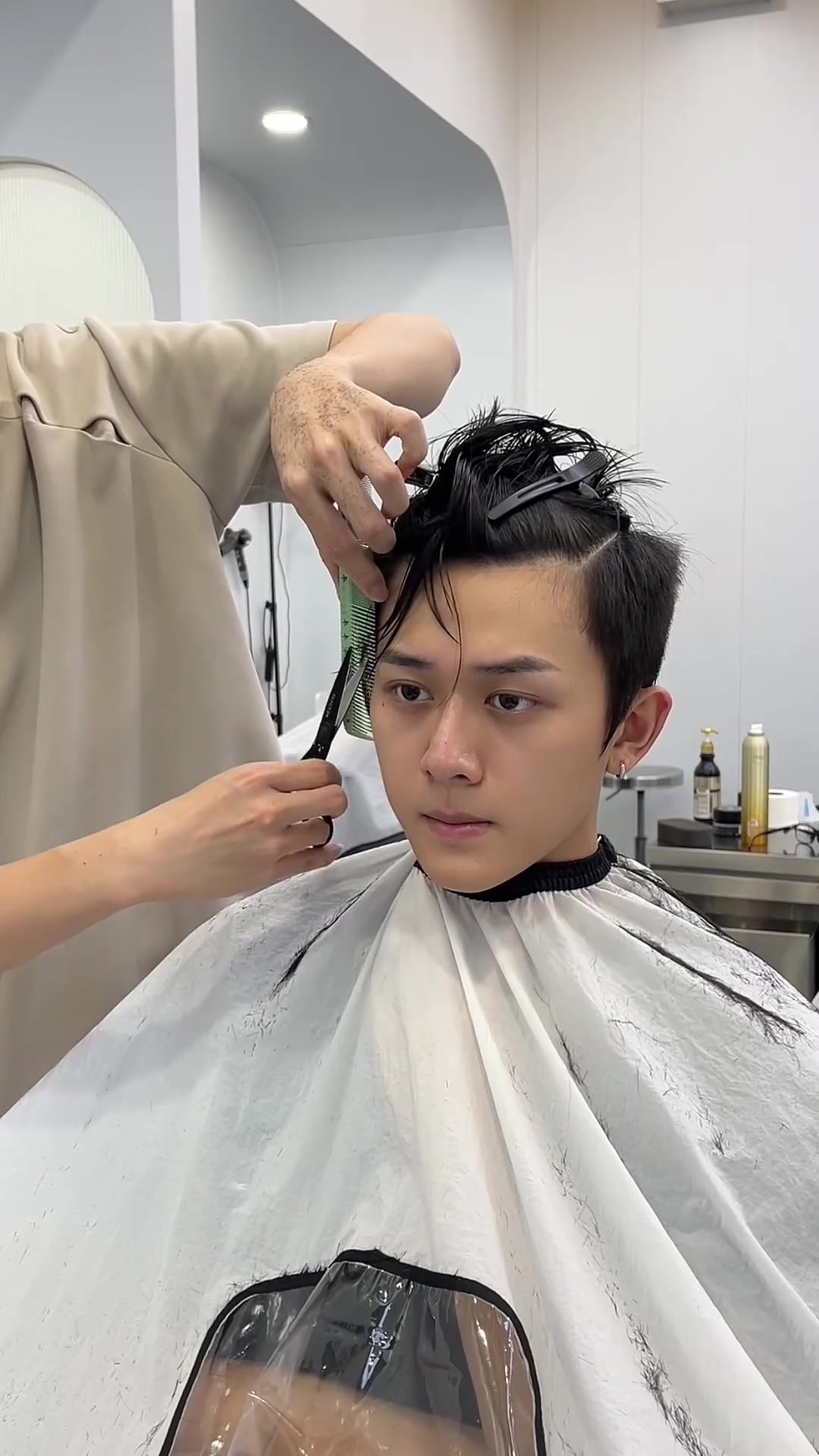 夏天剪短发搭配奶茶发色,究竟是种什么体验?