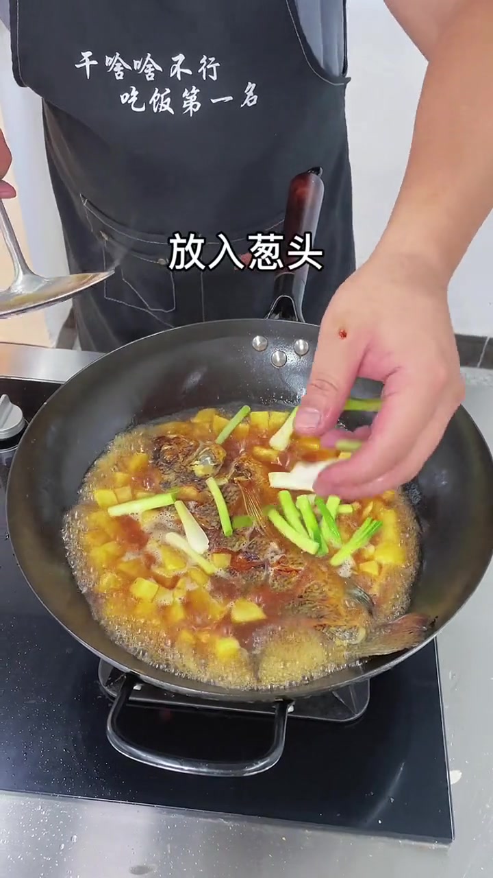 土豆焖罗非鱼，罗非鱼虽然比较普遍食材，但大部分人都吃过