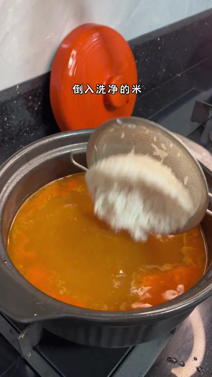 不知道吃什么的时候，你就给孩子做这个皮蛋鲜虾粥，鲜美营养又好喝