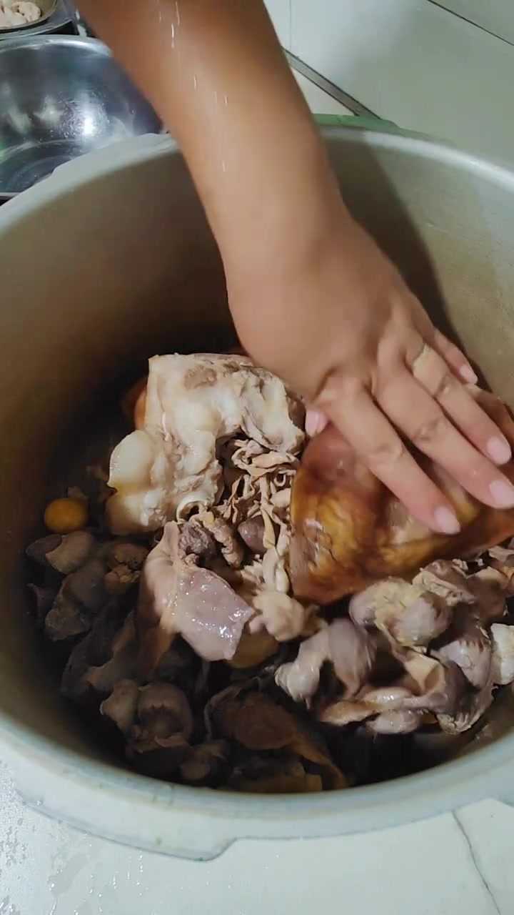 家里不管有什么荤菜都可以这样做小卤菜，又是费酒又费饭的小凉菜