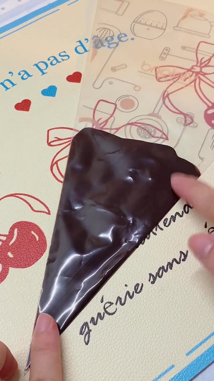 巧克力脆皮冰淇淋，还是用裱花袋做的