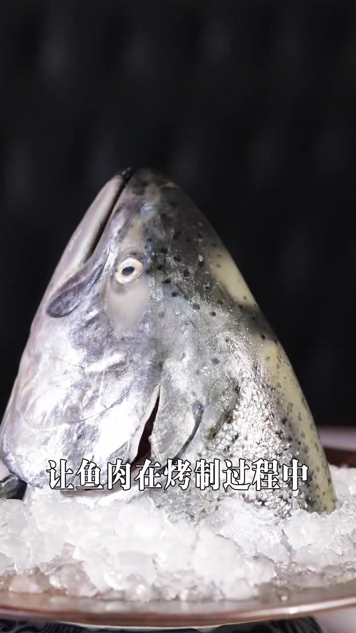 一只的三文鱼头没人吃？撒点盐喷点油，一烤就是美味！