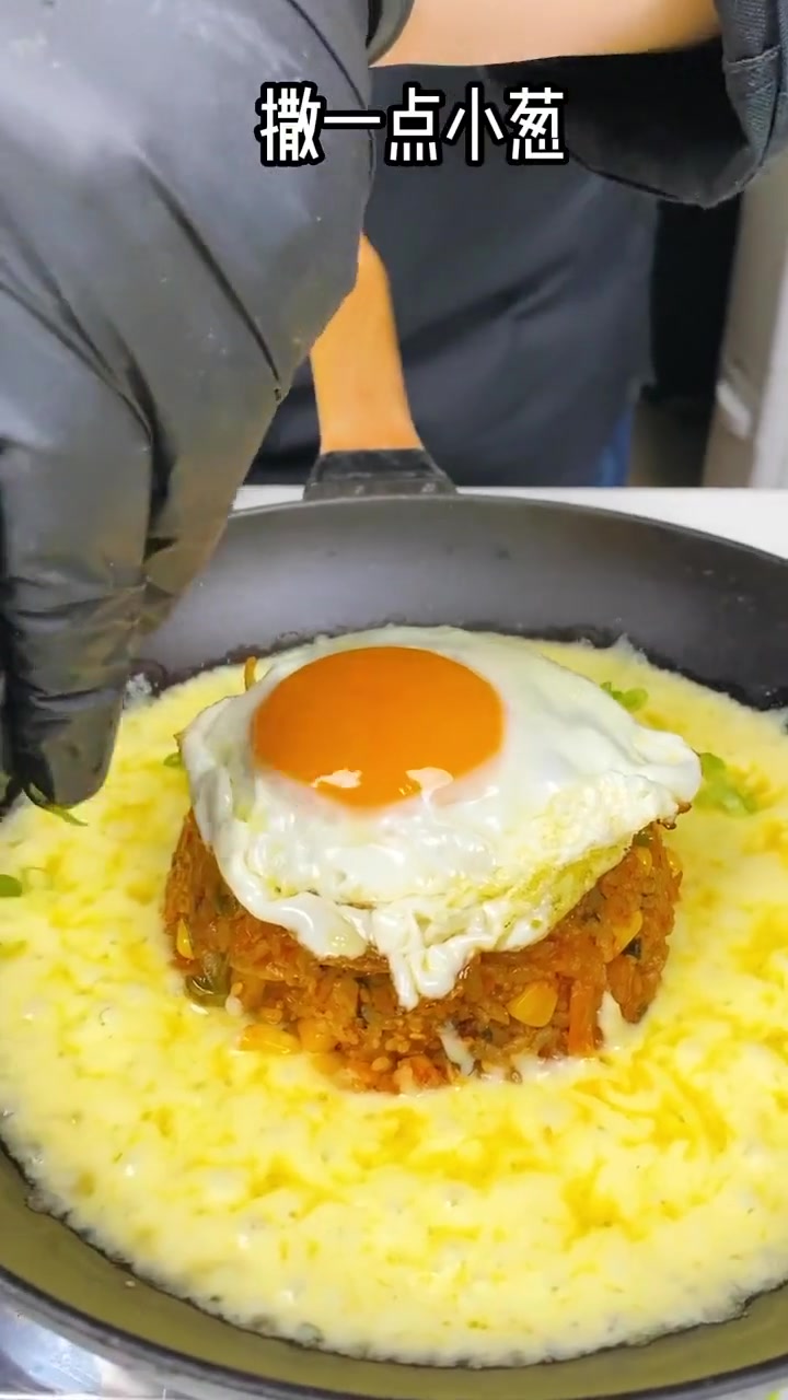 不到五分钟就能完成的，拉丝的辣白菜炒饭，大家来试一试呀