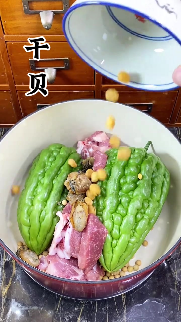 天气越来越热，在辣辣的夏天里，广东老妈子都会常煲的苦瓜黄豆排骨汤