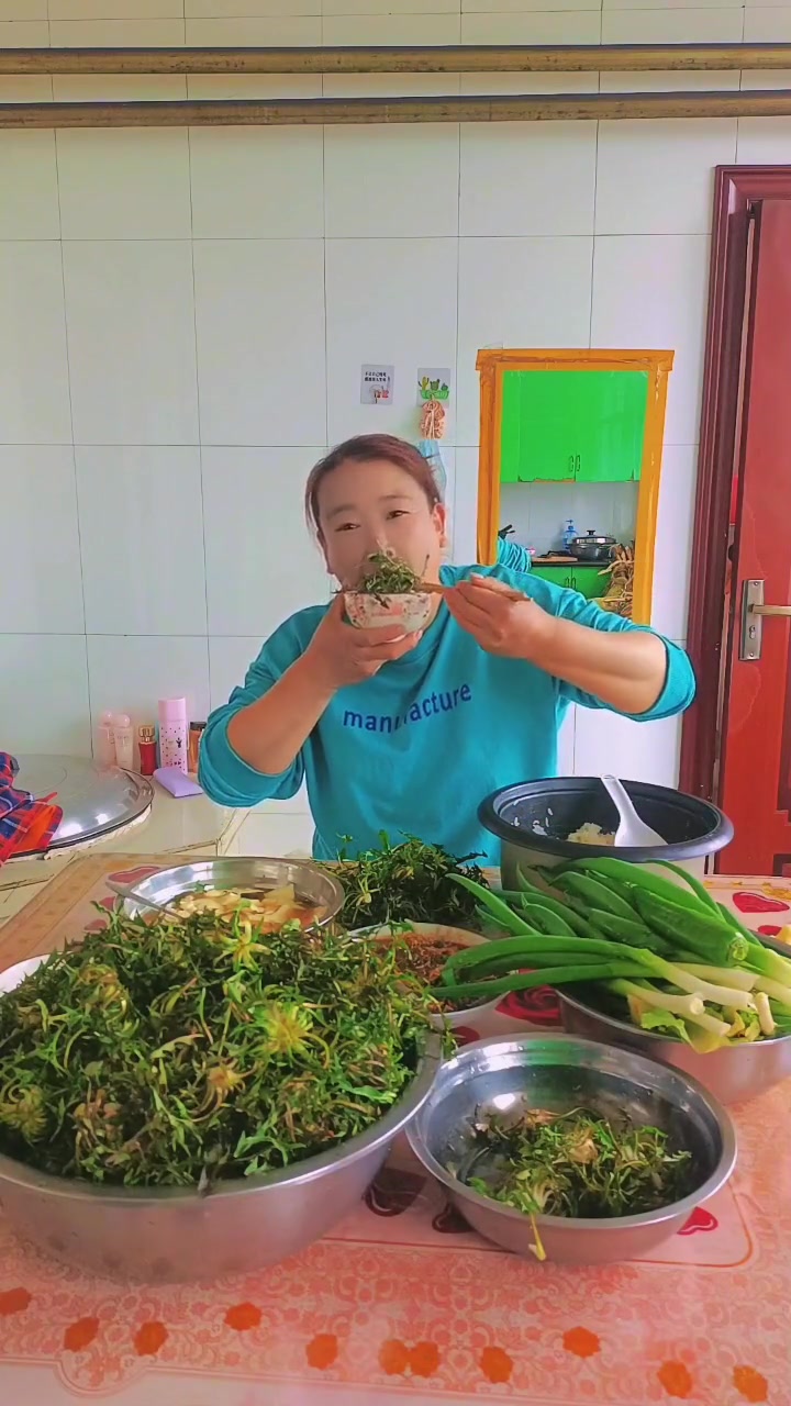 一盆婆婆丁拌饭配鸡蛋酱,吃得超香!