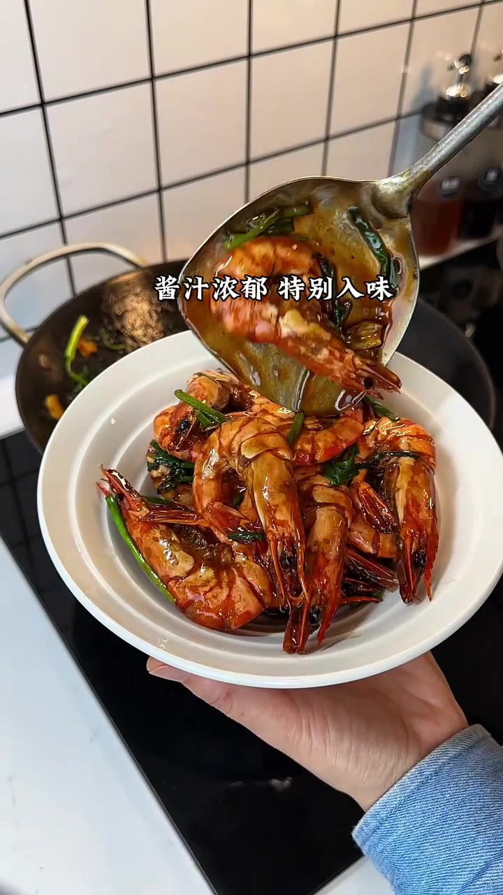 姐妹们快去做这个 油爆虾,好吃到嗦手指,上桌秒光盘!大人小孩都爱吃 油爆虾的家常做法