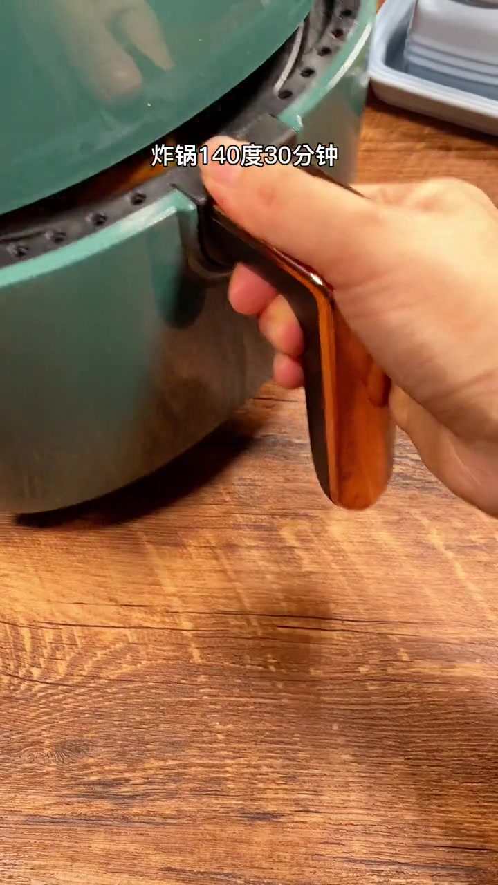 用空气炸锅就可以做葡萄干蛋糕，蓬松暄软孩子爱吃，做法还简单！