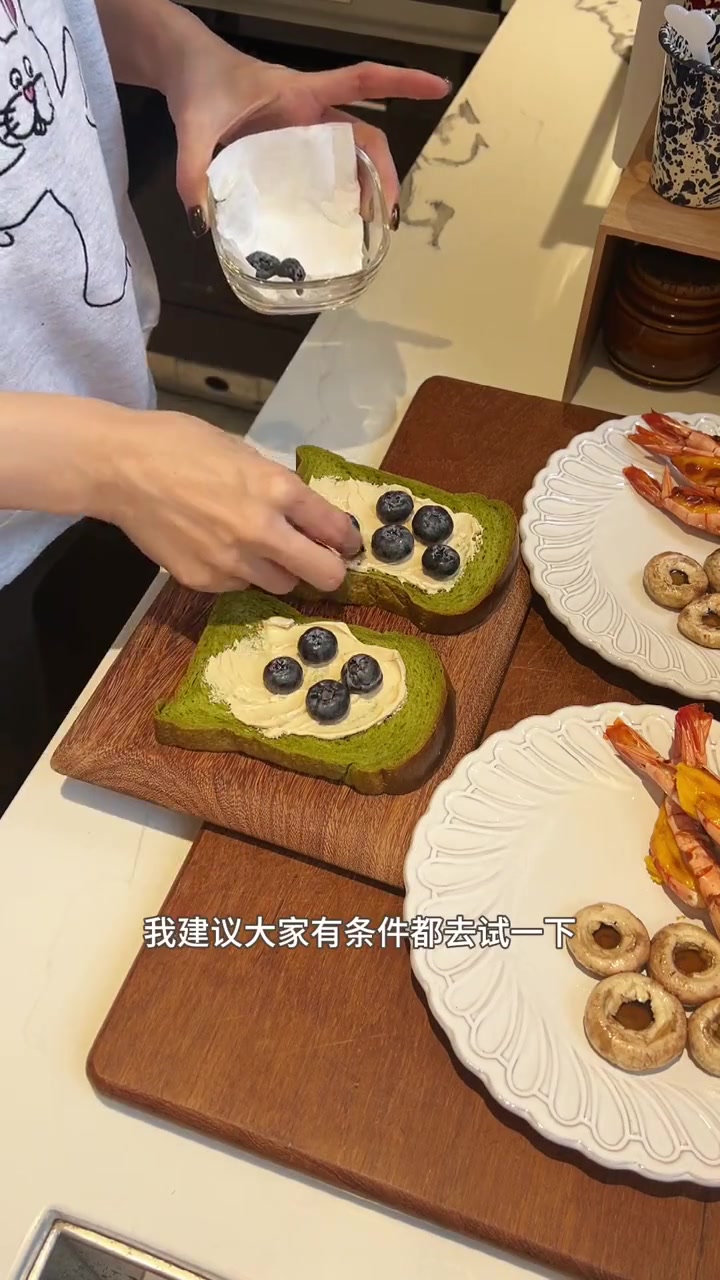 早餐｜蓝莓焦糖奶酪抹茶吐司+口蘑焗虾