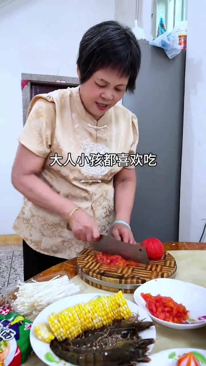 今天做了孩子都喜欢吃的番茄汤底麻辣烫，鲜香美味又好吃，不辣的，连汤都能喝