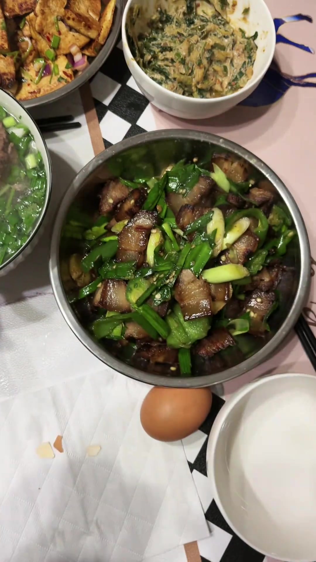 今晚吃啥?煎豆腐配大骨头汤,香迷糊啦!