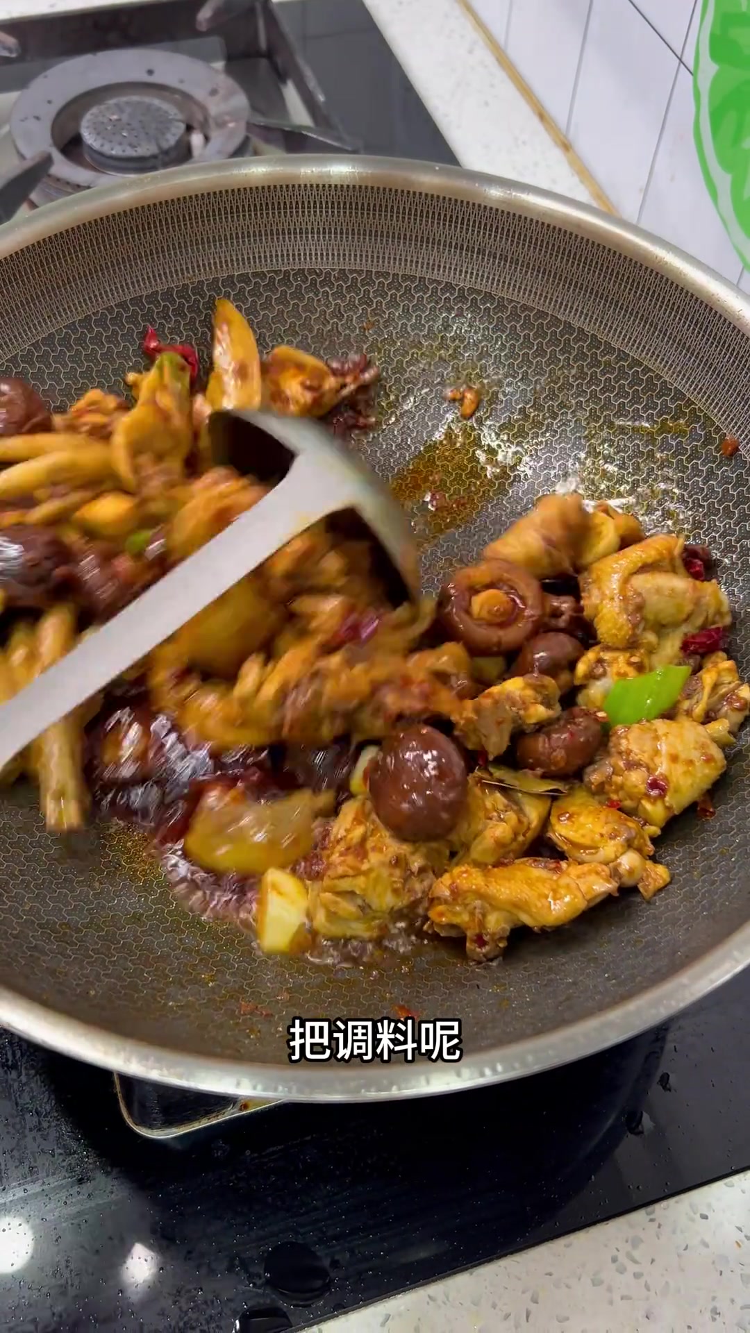 家庭版黄焖鸡做法分享，咸香可口超费米饭