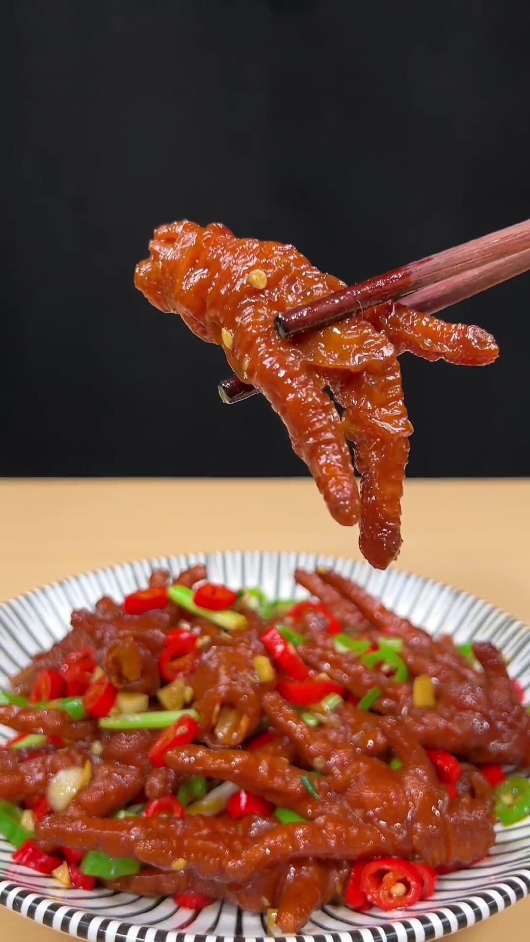 虎皮鸡爪这样做，口感软糯色泽红润，做法简单，看了就能学会