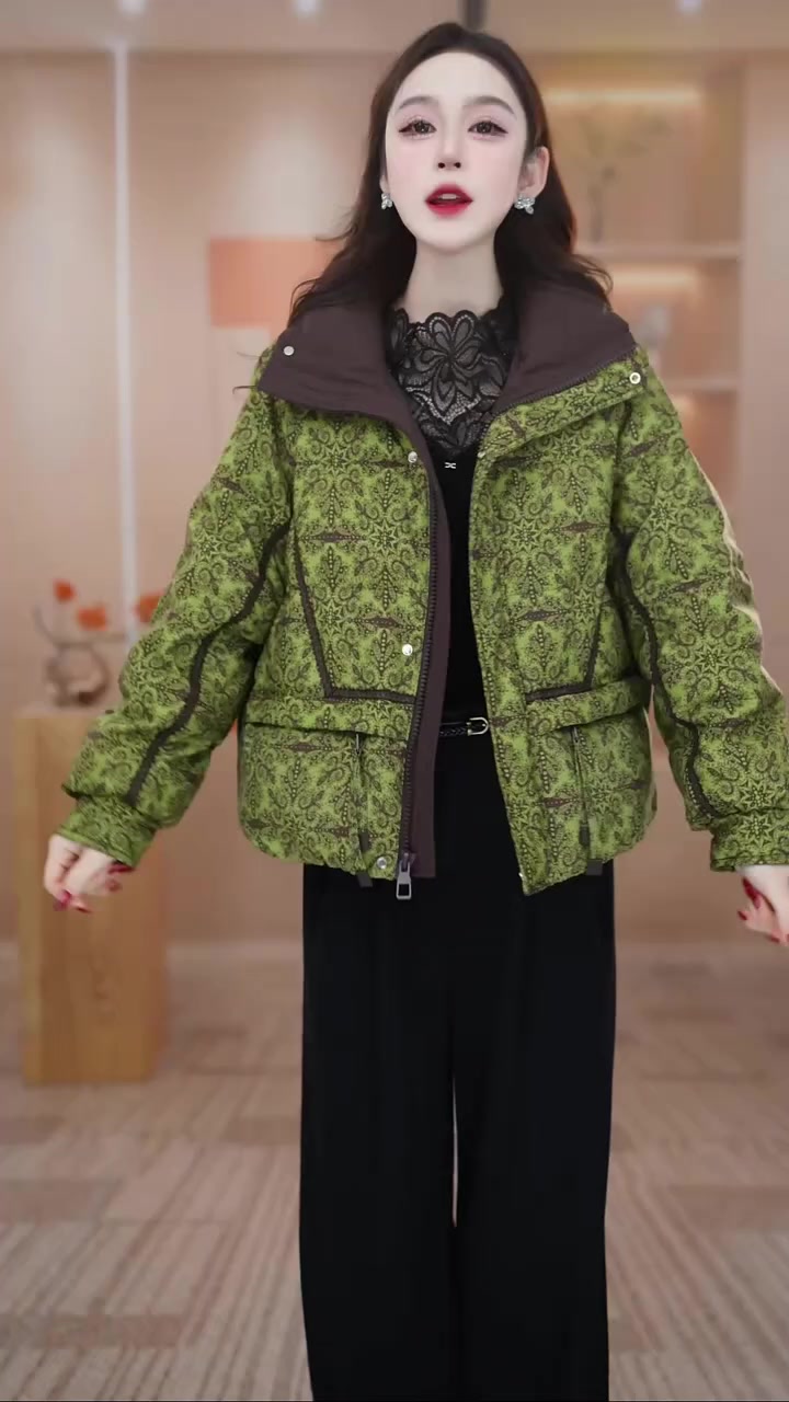 这款时尚短款女士羽绒服,适合各种场合,无论是日常上班、聚会还是户外活动,都能轻松搭配,展现