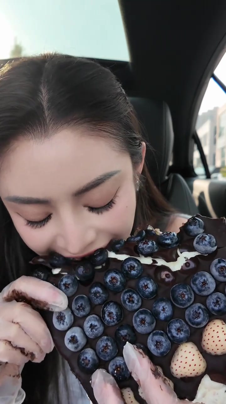 今天自己做的双层巧克力水果夹冷萃 龟龟们 吃吗?美食 巧克力 草莓 酸奶