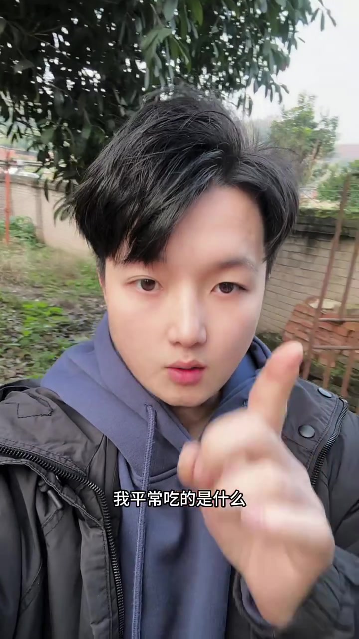 有很多人想看我这个赶尸匠平时都吃些什么,其实我一般吃的都是这种方便携带保存的东西,像这个无