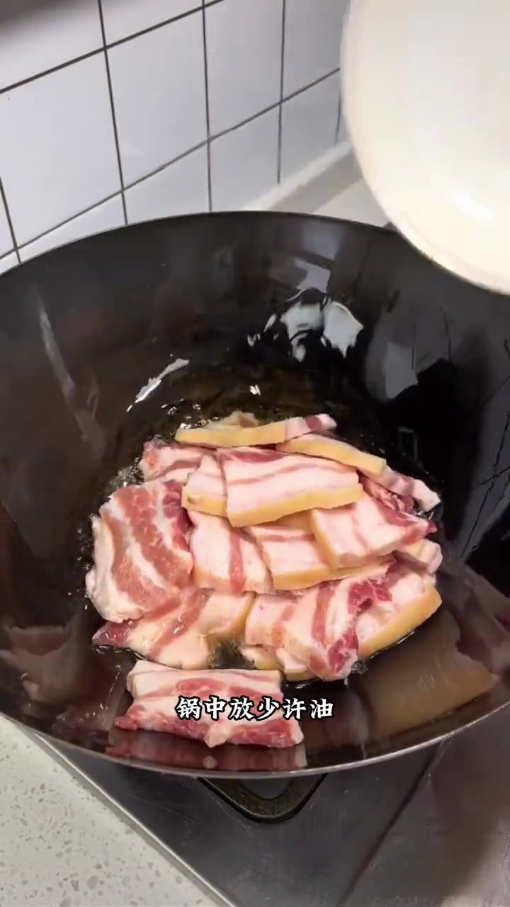 梅菜红烧肉，酱香浓郁，肉质酥软，美味可口！