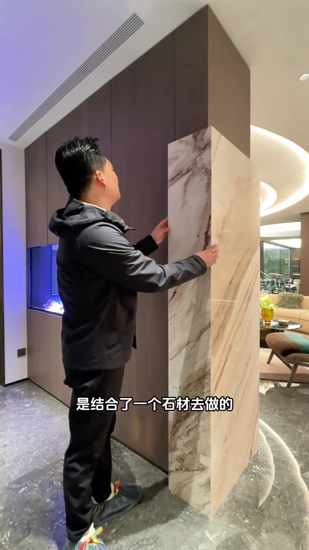 现代轻奢风格隔断柜完成，融合鱼缸与电视柜设计