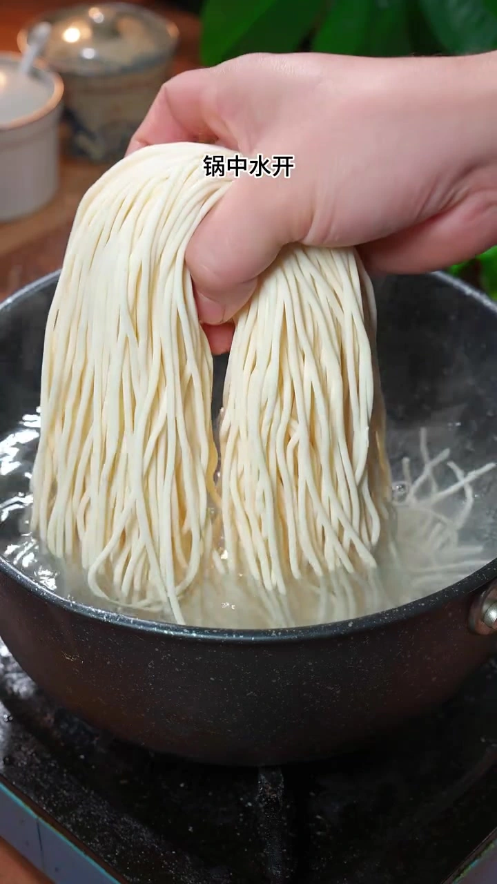 马上就要过年了 今天教大家做一道黑松露虾仁拌面 每次做这道菜 我家那十六个女儿都要过来抢着