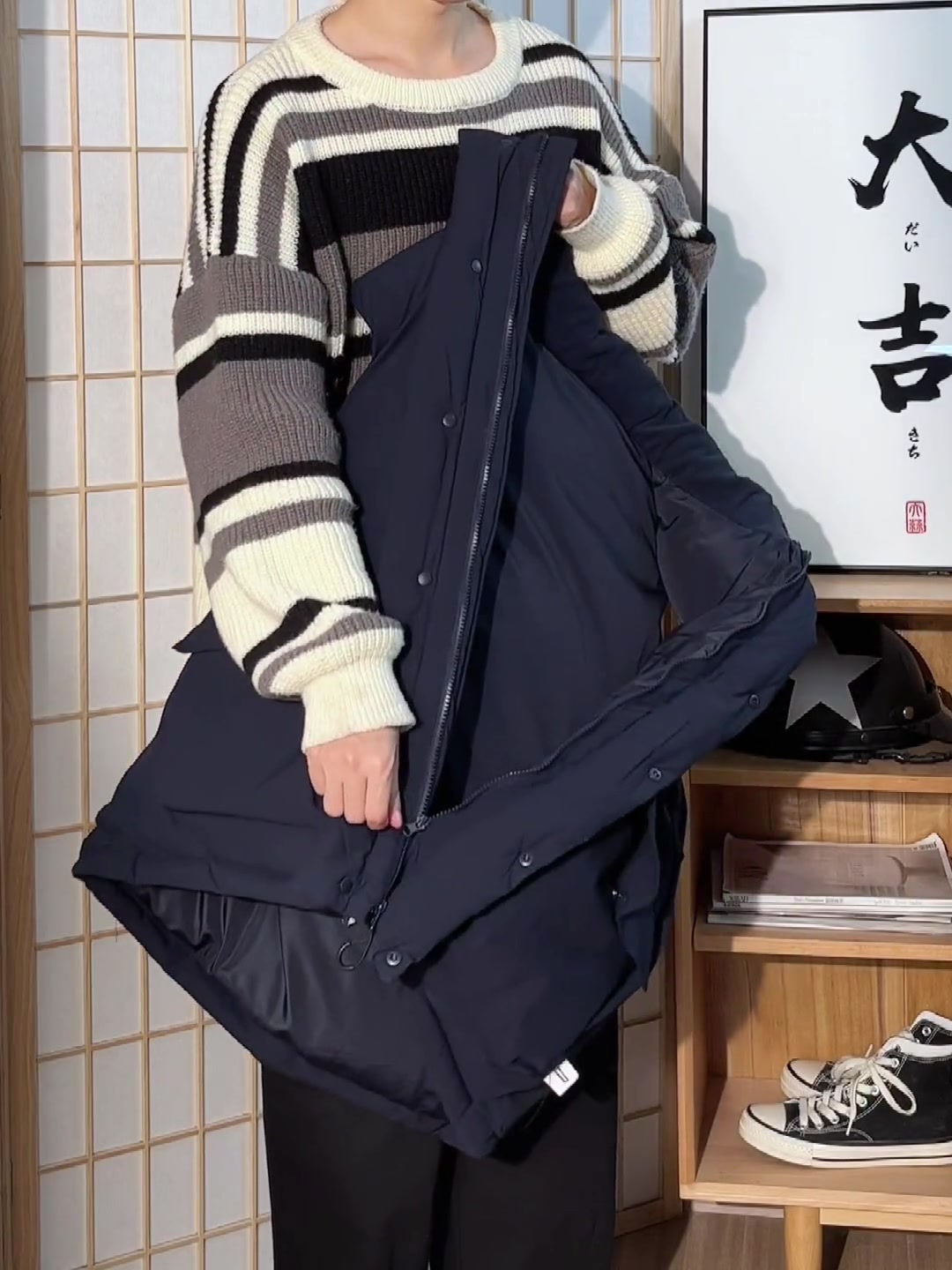 哇！藏蓝色马甲棉服搭配黑灰色条纹毛衣又帅又有少年感
