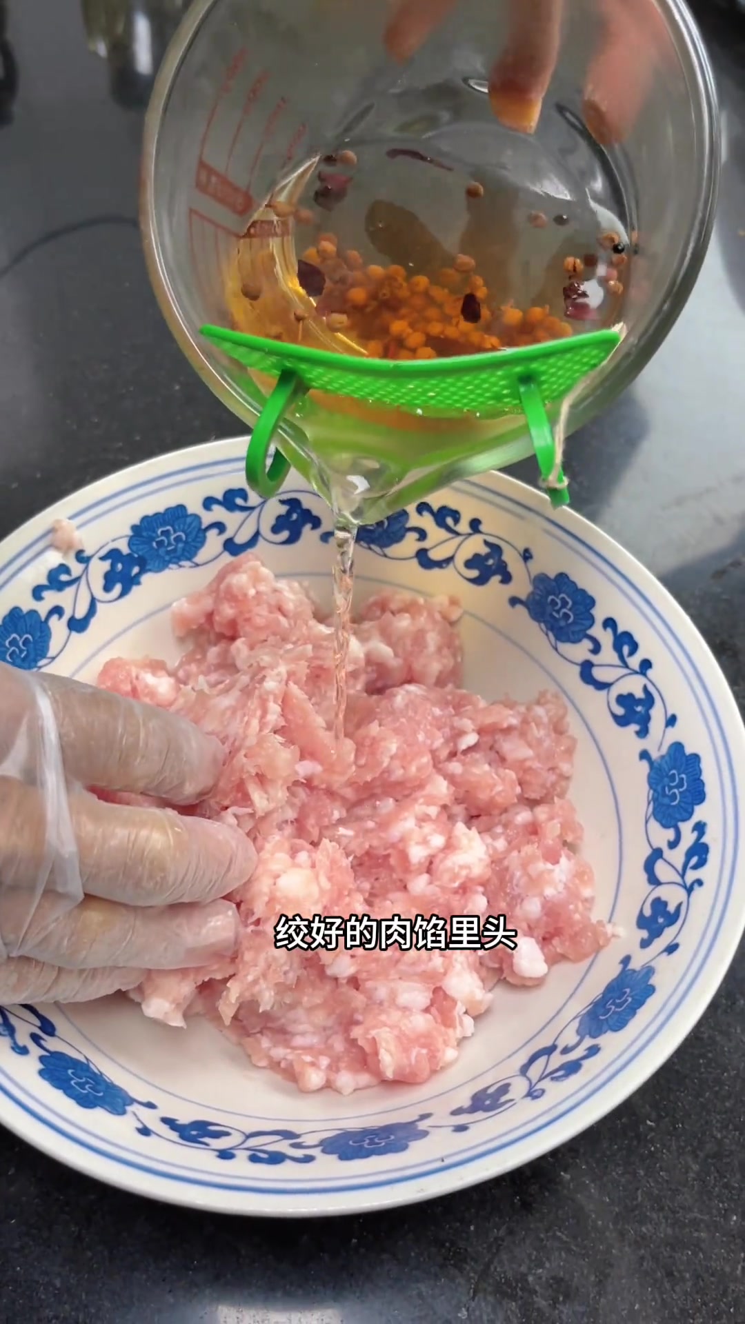 老妈做的猪肉茴香水饺，鲜香好吃停不下来