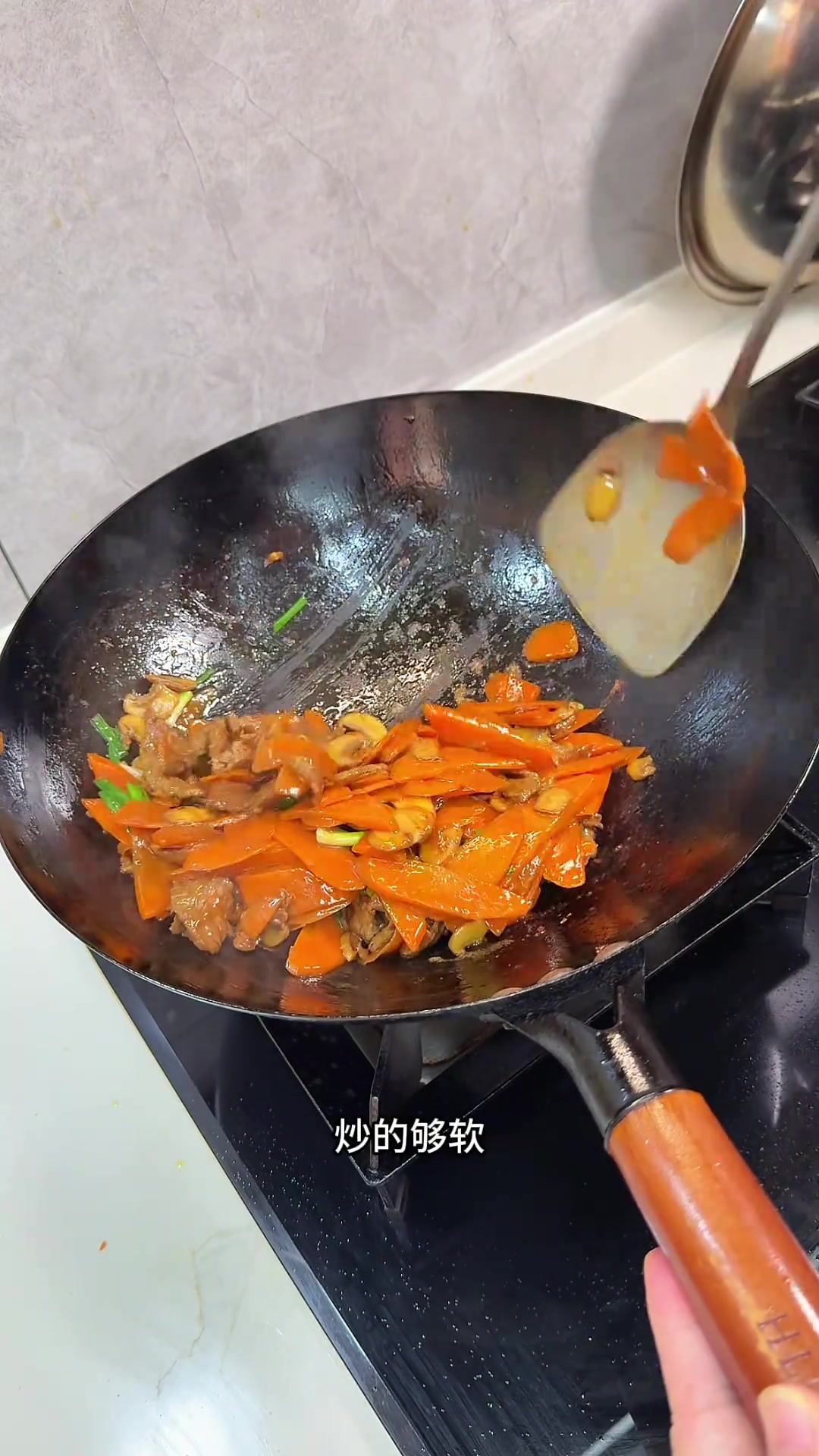 胡萝卜口蘑炒牛肉，不爱吃胡萝卜的也能接受