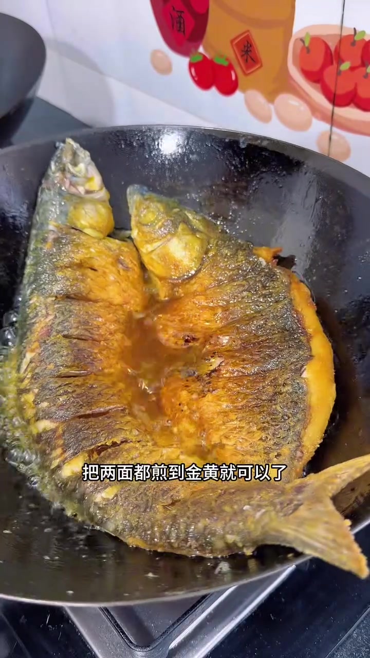 家常烤鱼来了,很多人都以为外面的烤鱼是烤出来的,其实在家里面做,不用烤,不用炸,也能做到外