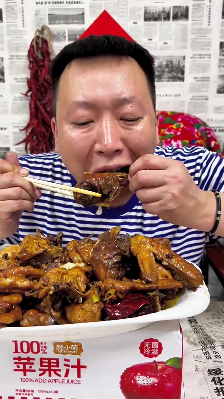 东北农村散养大公鸡,吃苞米长大的,200天往上的大公鸡,肉质紧实,嘎嘎香