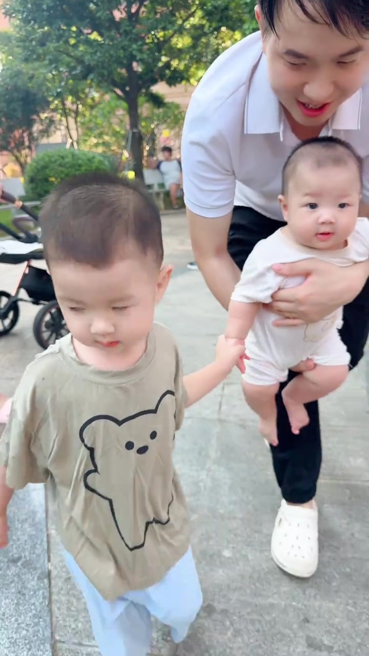 小虎牙哥哥和小汤圆妹妹争宠，相差两岁的兄妹争风吃醋谁都不能偏袒谁！