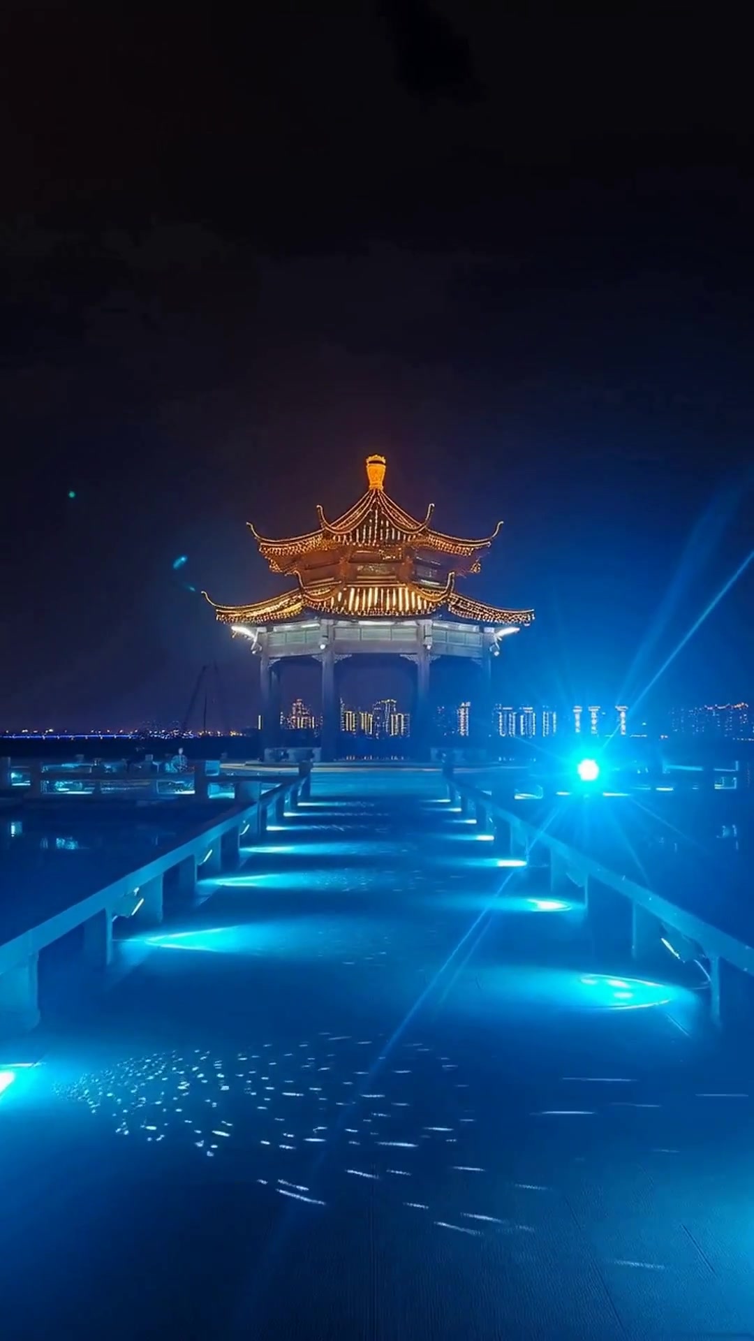 金鸡湖夜景美如画,苏州之门灯光秀震撼,月光码头浪漫打卡