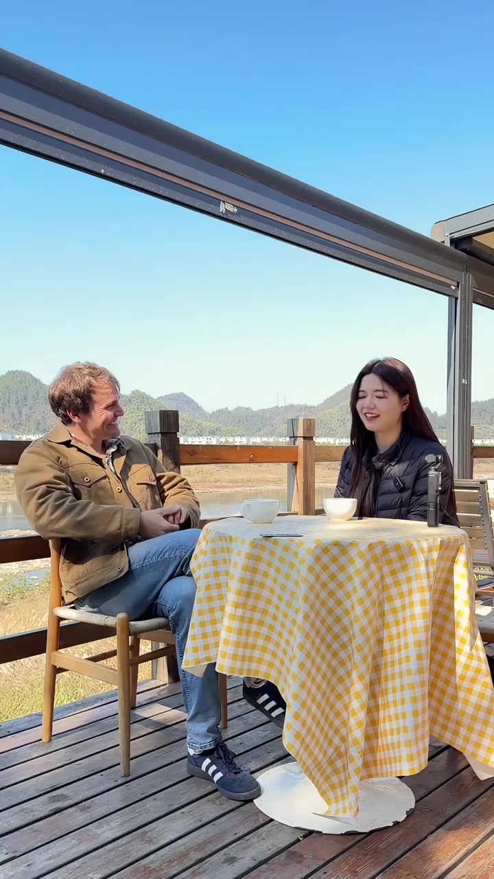 博闻丨外国人卓文在黄山乡村开店做臭鳜鱼披萨，爆火归静后有了更多思考