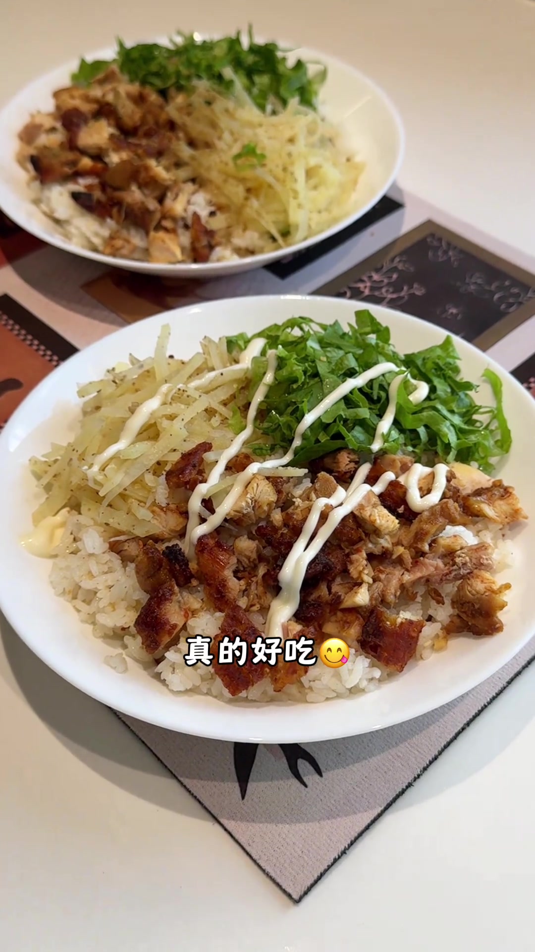 和孩子两个人在家简单的做了烤肉拌饭，鸡腿烤的外酥里嫩拌到饭粒香迷糊了～