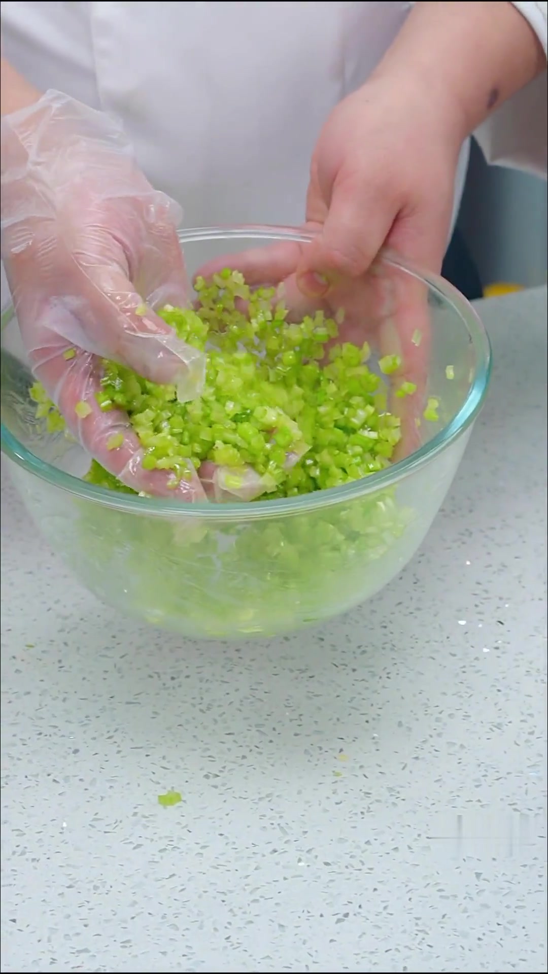 在家做芹菜猪肉水饺,鲜香味美超好吃