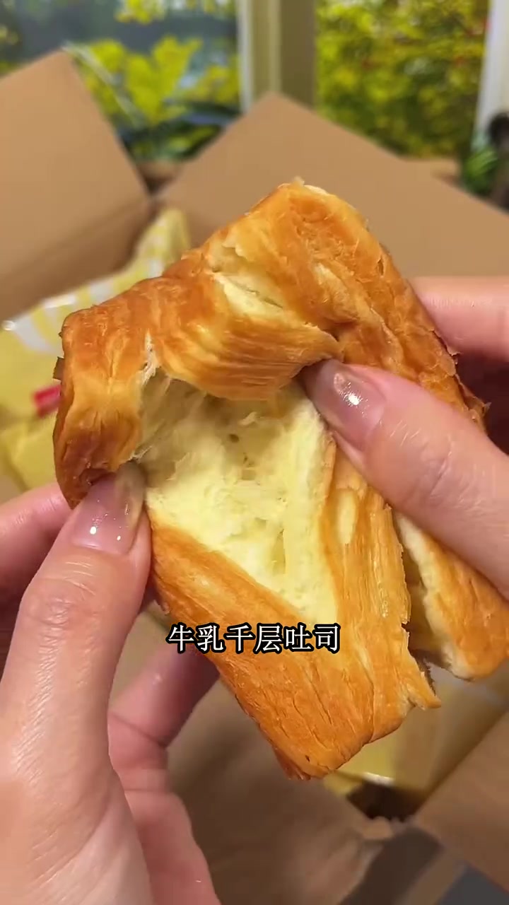 逛展累了时!牛乳千层吐司带手上,找处休息撕一包,奶香补能又解乏,吃完接着逛更有力 牛乳千层