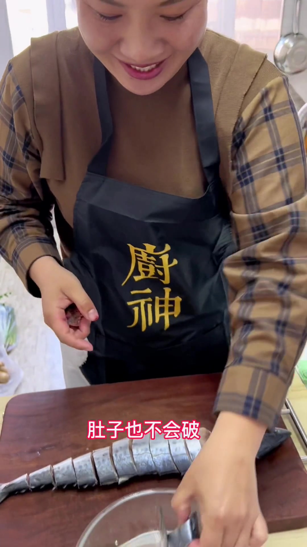 鲅鱼半解冻处理内脏，防切碎，你学会了吗？