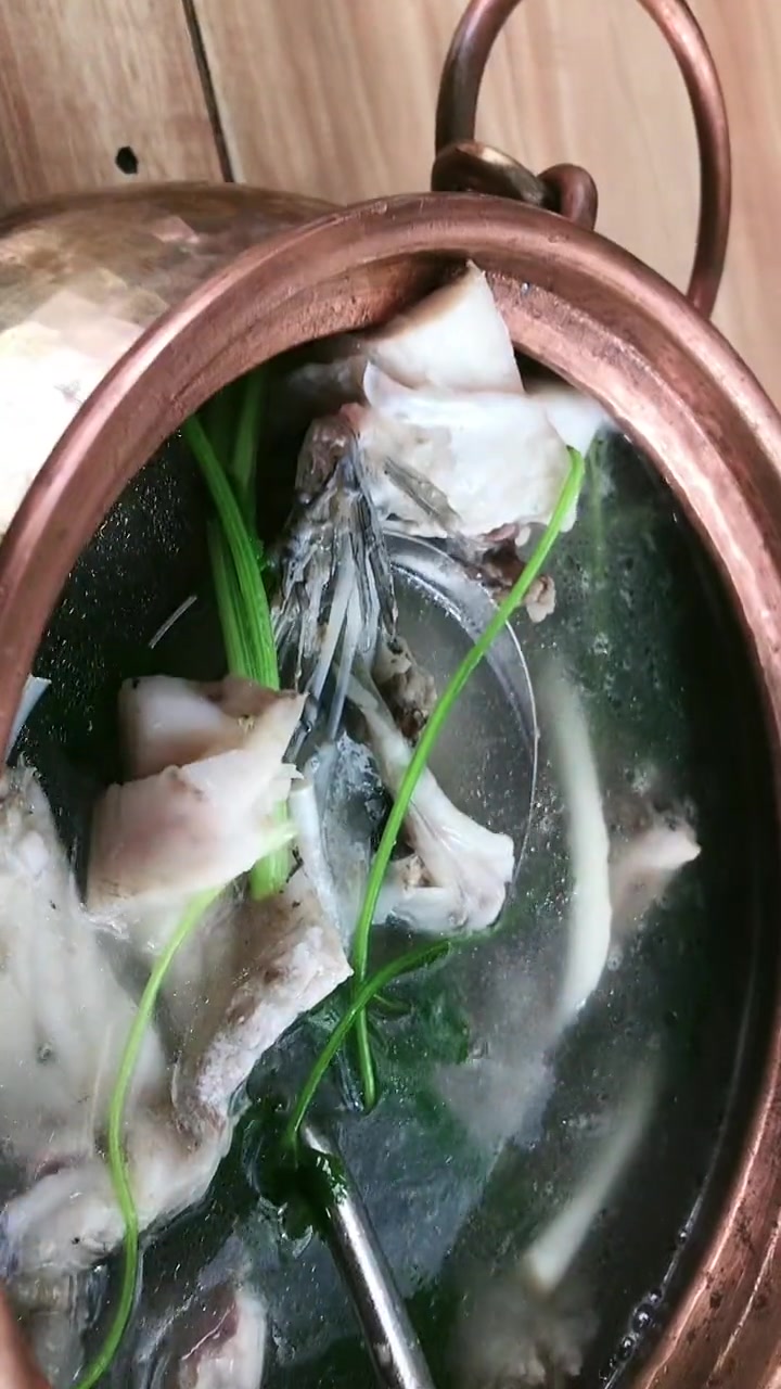 铜锅鱼铜锅饭超好吃,沉香男人魅力足