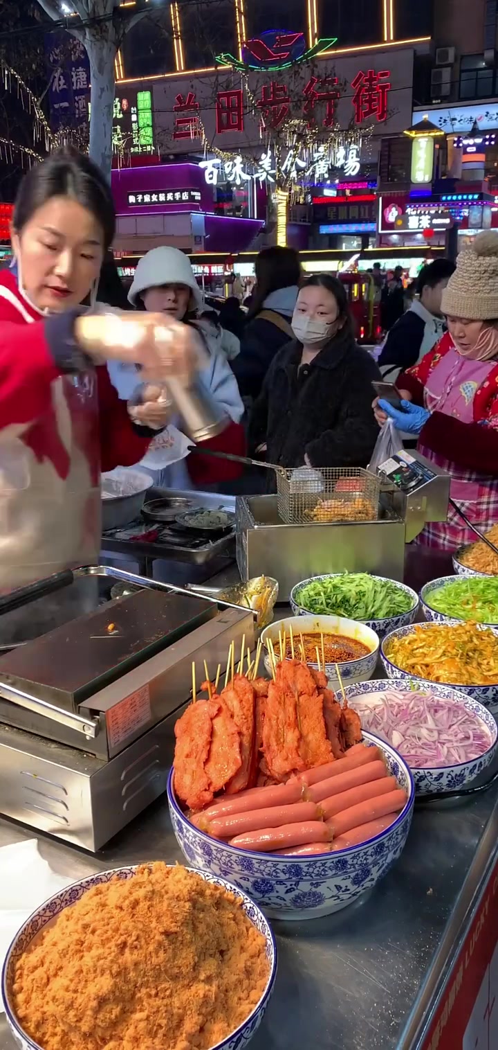 山东临沂特色小吃,喜卷卷面皮现场制作!