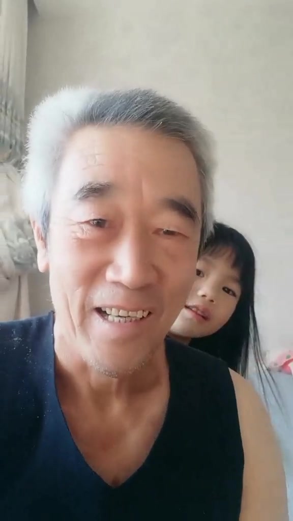 各位友友们早上好爷孙俩送祝福