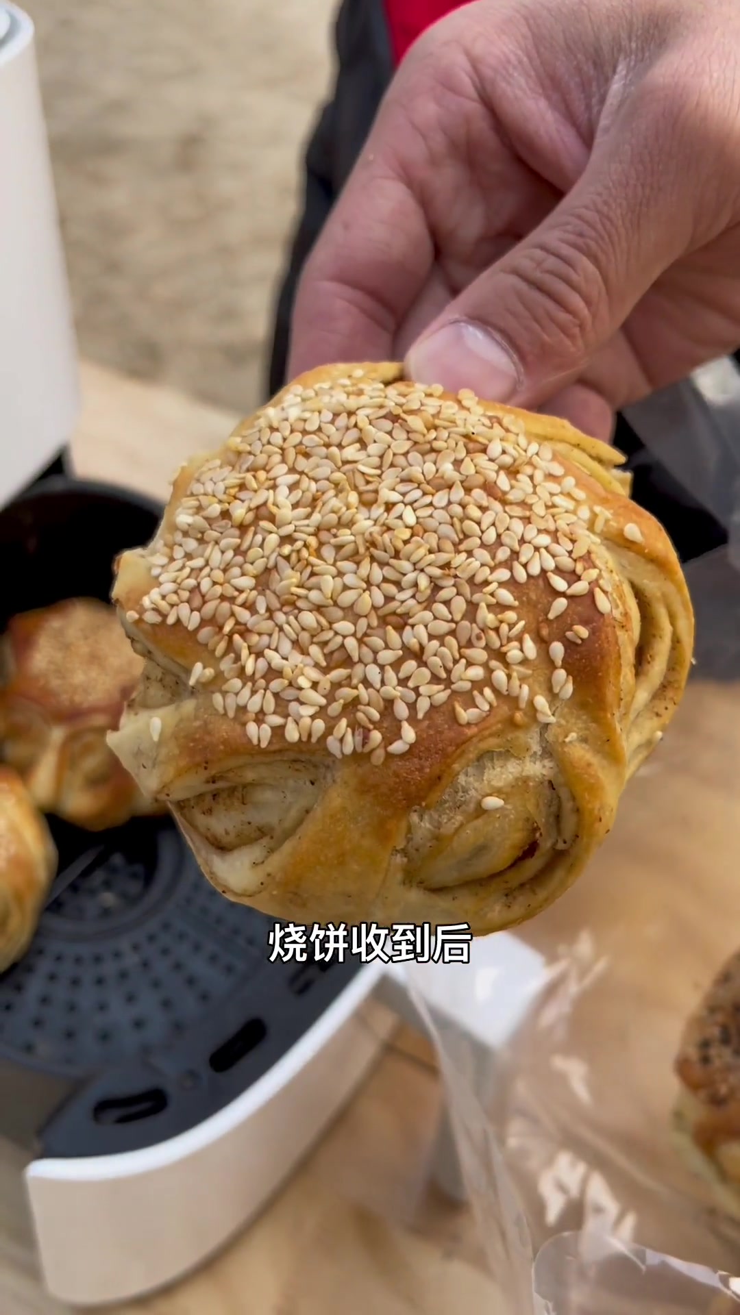 老家的特色吊炉烧饼加热后,外酥里嫩!你老家有这样的烧饼吗?