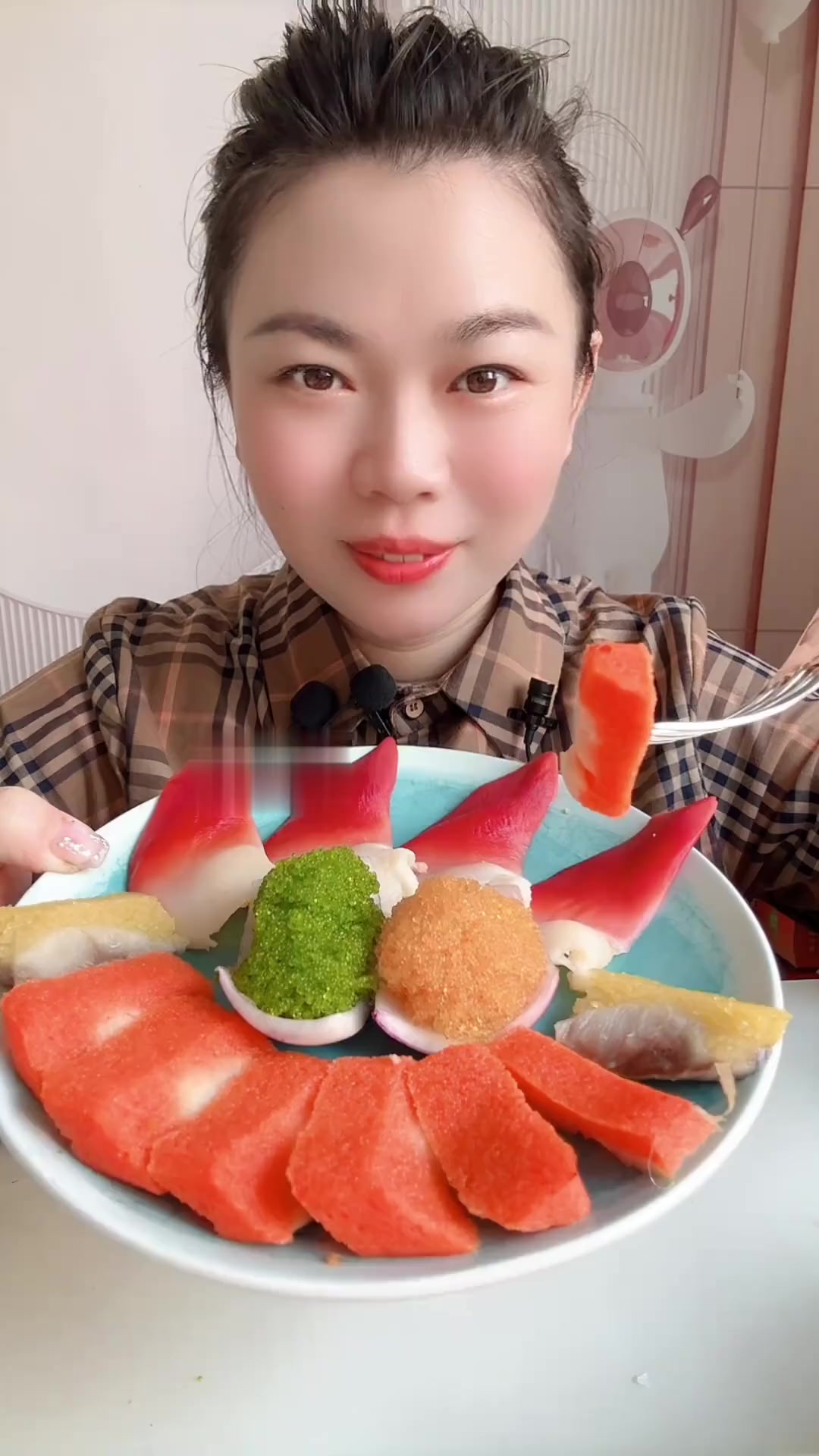 北极贝刺身、希鲮鱼籽橱窗可购，清脆开胃