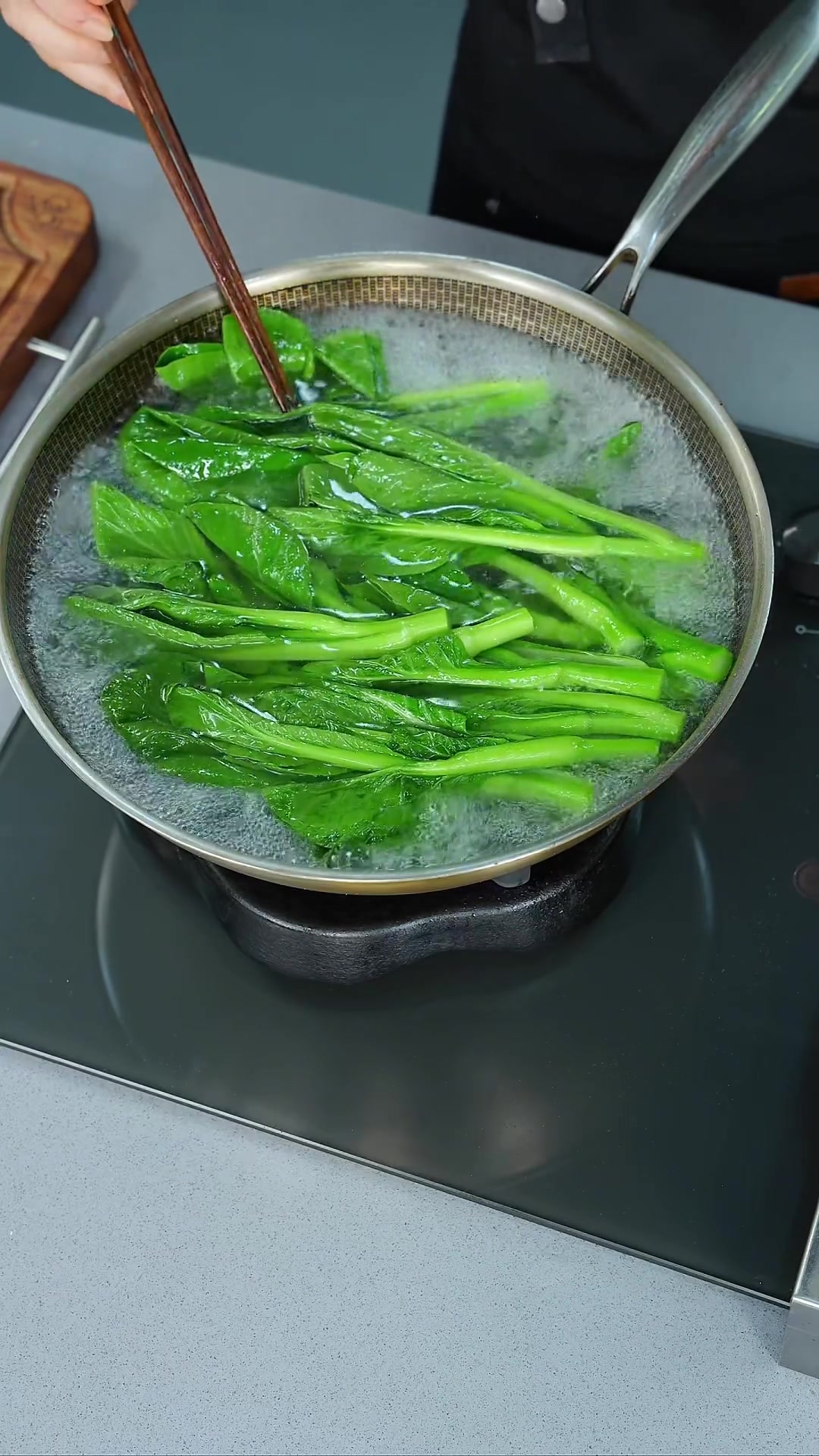 广式白灼菜心，脆嫩香甜，做法简单