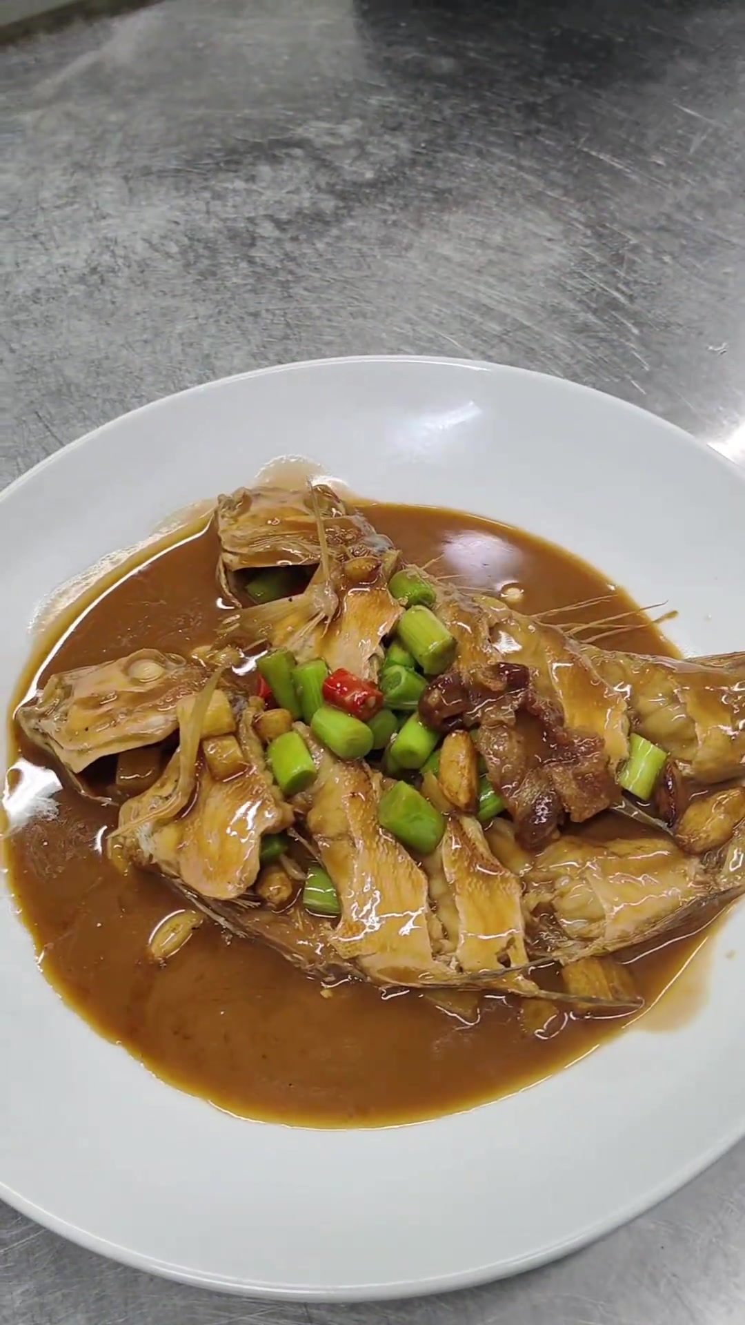 斧头鱼蒜瓣肉吸饱红烧酱汁，配饭超香