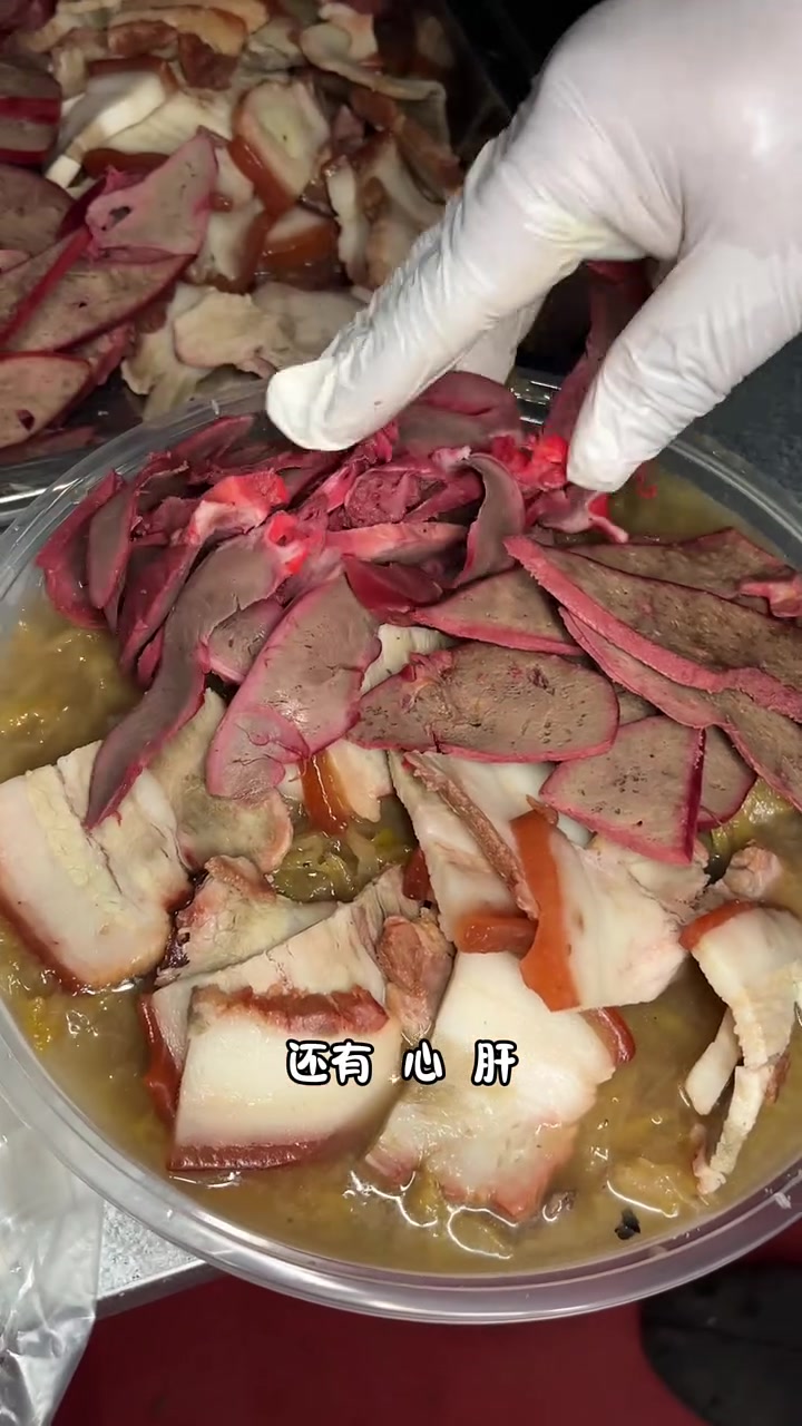 38一大份地道的东北杀猪菜!热热乎乎!里面的炸鸡排也是安斤称重!现买现炸!拒绝预制!杀猪菜
