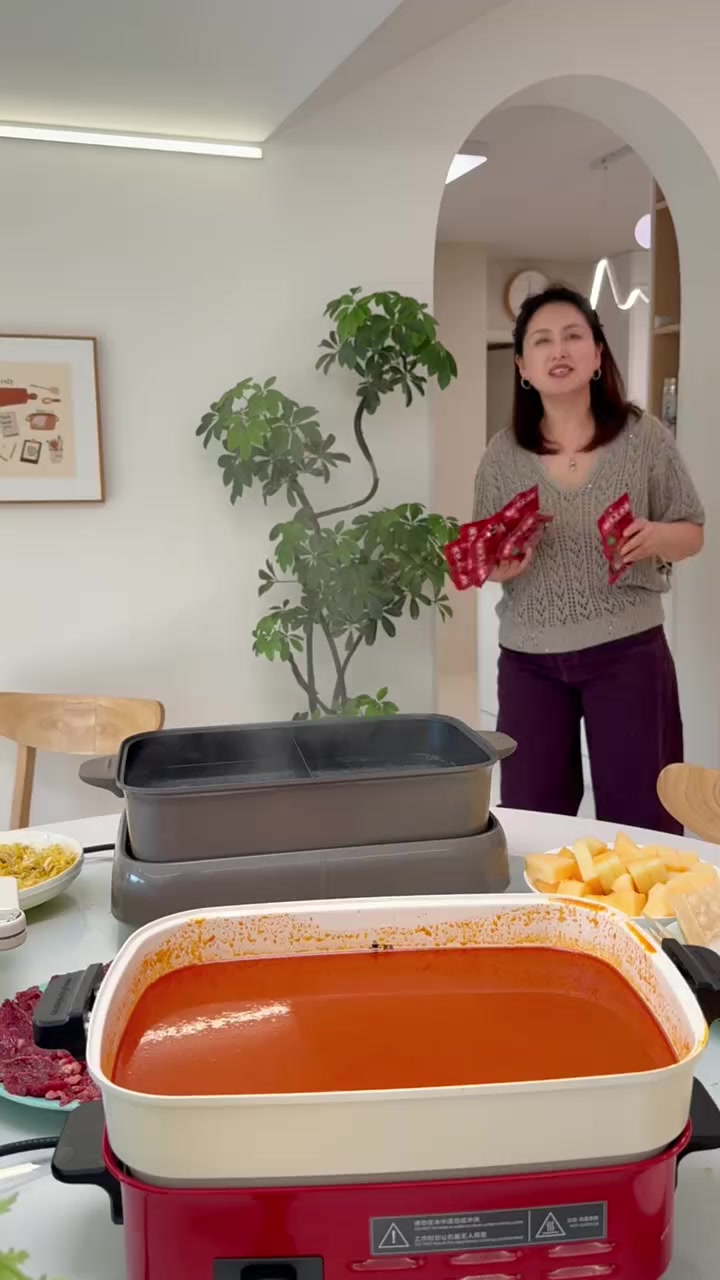 今天吃火锅,我家总吃这个「名扬火锅底料」,它是有清真认证的,没有乱七八遭的添加,非常香!