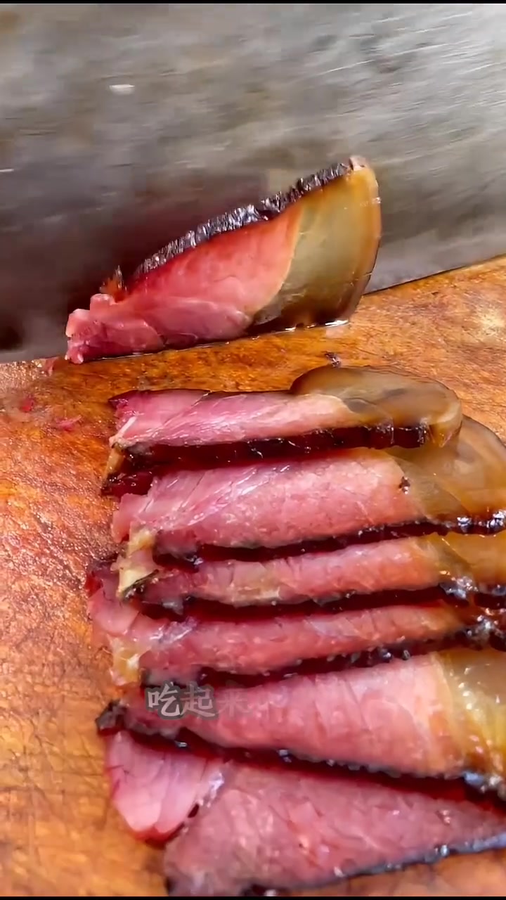 重庆老腊肉，这个肉质看起太有食欲了，还是二刀肉老腊肉煮熟后切片摆盘，瘦多肥少，看起太有食欲