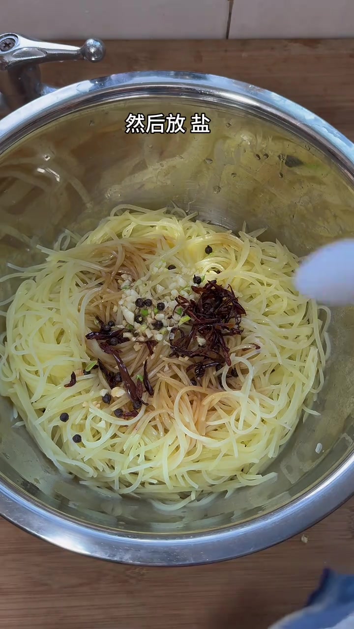呛拌土豆丝,我试过很多种,这绝对是最好吃的做法,没有之一!信我,大家可以试着去做一次,比饭