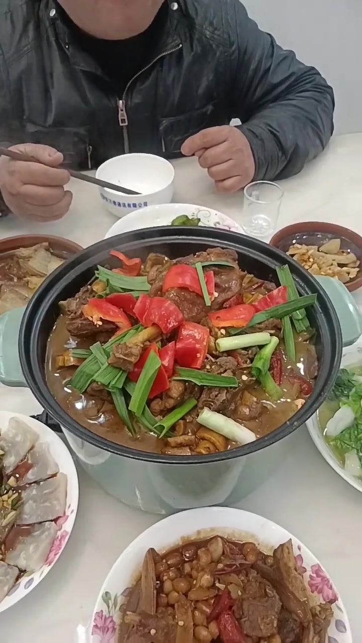 咸鸭烧黄豆,给老三搞一盅,配个锅子!