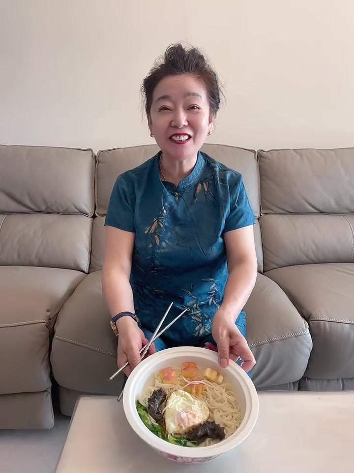 来一碗长寿面,猜猜今天谁能长寿「蛋糕」