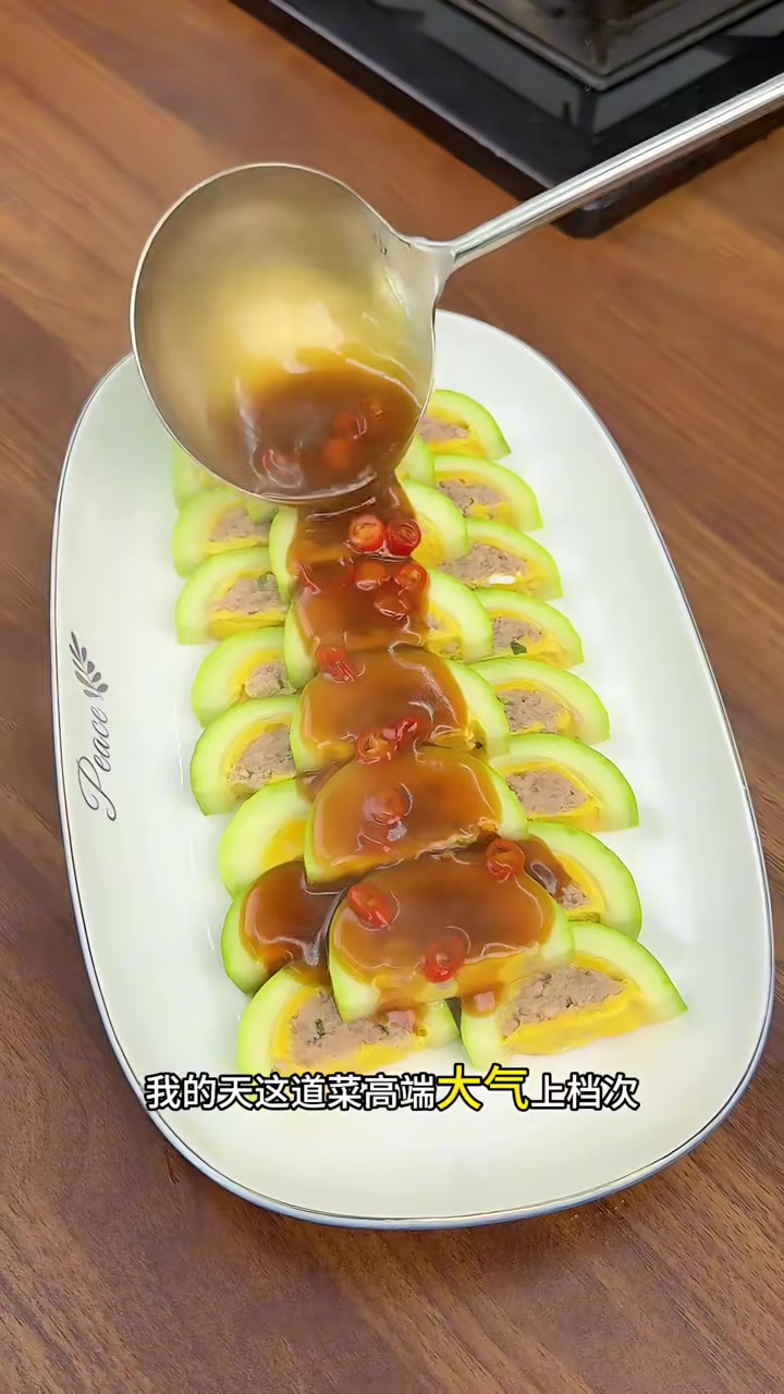 西葫芦你像我这样做，瞬间变成一道高端大气上档次的美食，鲜香味美，一上桌就抢光