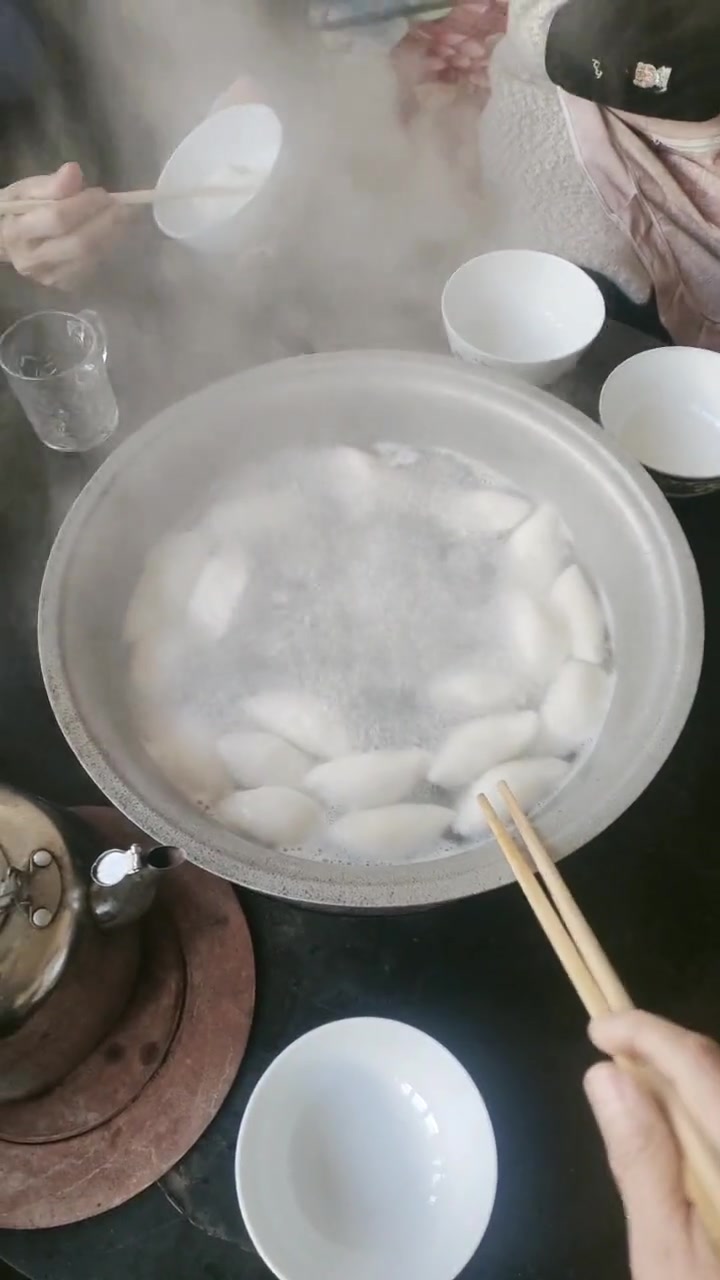 全家一起吃饺子了
