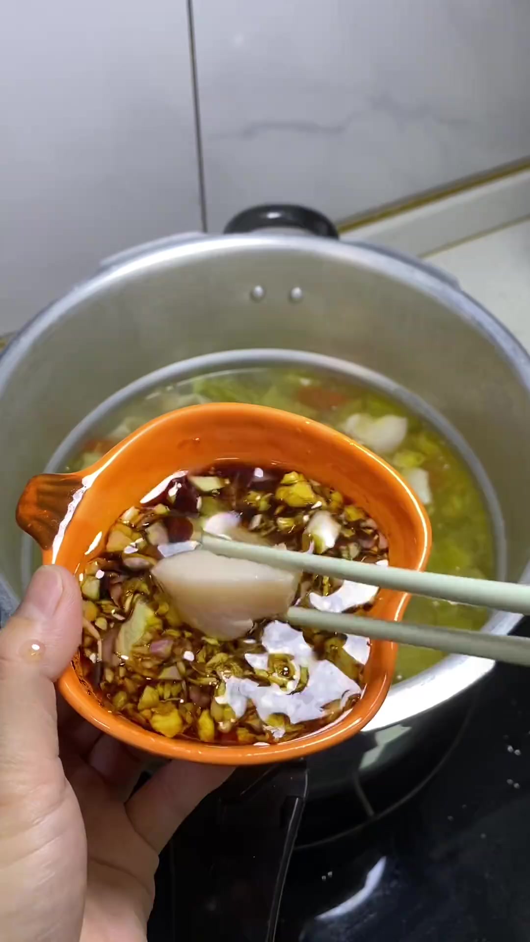 猪肉粉肠配上酸菜炖汤真是绝了酸中带回甘有肉有汤